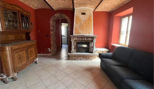 Ampia casa di paese con terrazzo nel cuore di Incisa Scapaccino