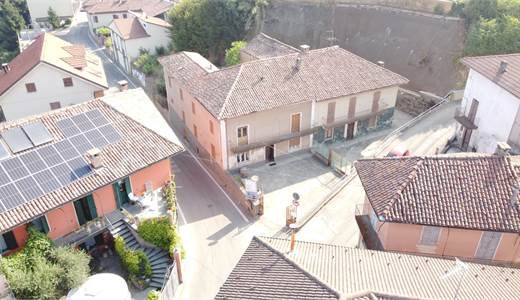 Casa con cortile e verde nel centro storico di Vinchio